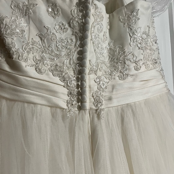 Wedding dress - Picture 3 of 6